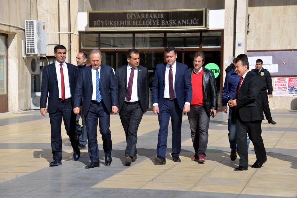 Sur'u gezen CHP Grup Başkan Vekili Gök: Kürt sorunu, parlamentoda muhataplarıyla çözülmelidir