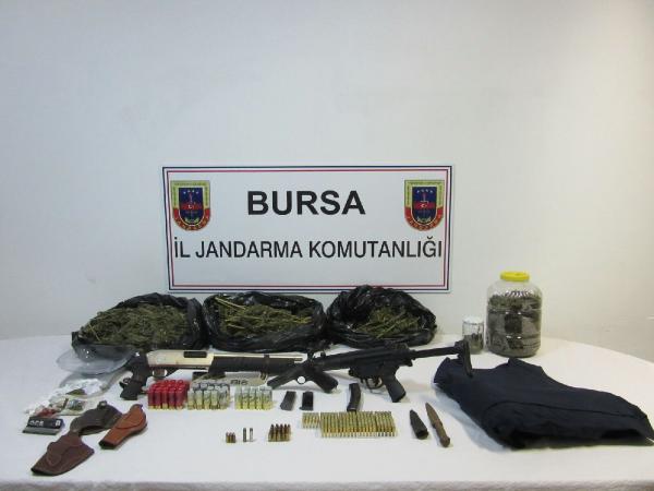 Çiftlik evinde MP5 ele geçirildi