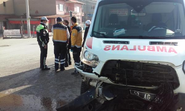 Ambulansla otomobil çarpıştı, 4 kişi yaralandı