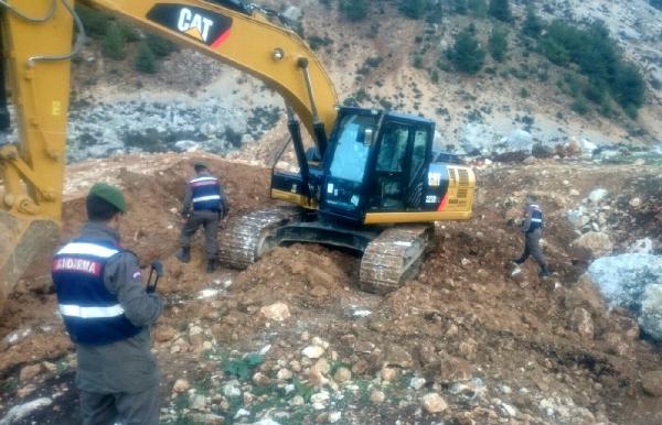 Mersin'de kaçak kazı yapan 12 kişi yakalandı