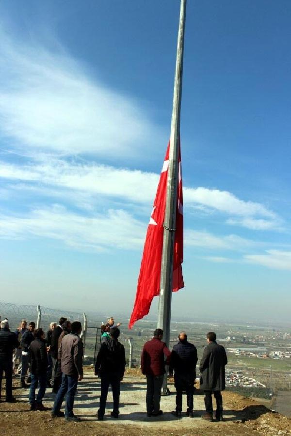 O tepeye dev Türk bayrağı dikildi