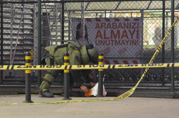 Bomba endişesi yaratan poşetten eski ayakkabı çıktı