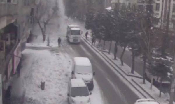 Bir kişinin ölümüne neden olan karın düşme anı mobesede