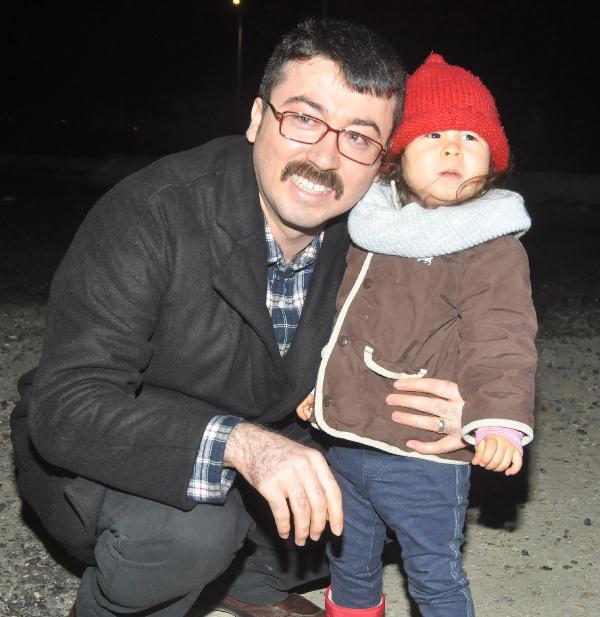 Güney Koreli eşi ve 2 yaşındaki kızı karşıladı...