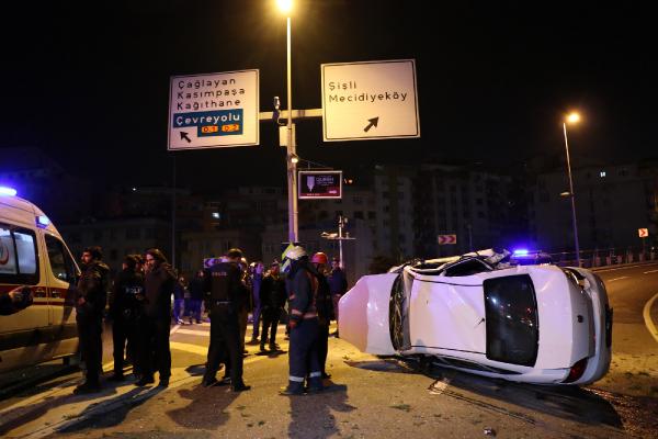 Otomobil yaklaşık 15 metre yükseklikten yola çakıldı: 2 yaralı