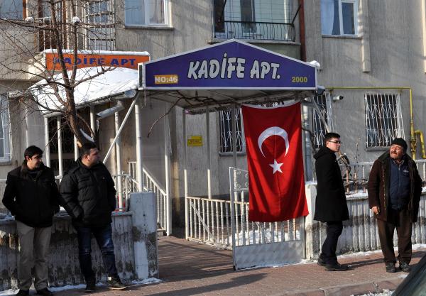 Kayserili şehit polisin baba evine ateş düştü