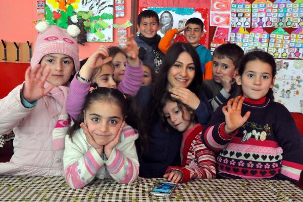 Köy öğretmenin öğrencileri ile çektiği video büyük ilgi gördü