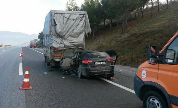 Kamyona çarpan otomobilin sürücüsü yaşamını yitirdi