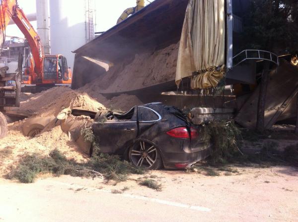 TIR yükünü boşaltırken devrildi, 3 araç zarar gördü