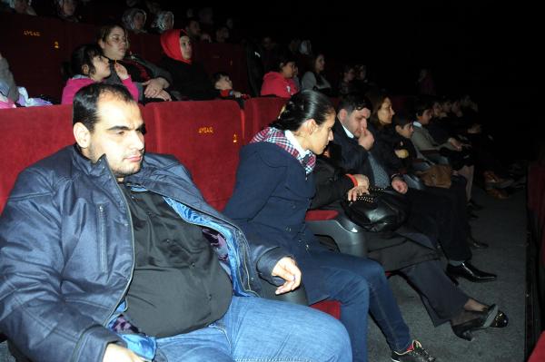 Görme ve işitme engelliler film izledi