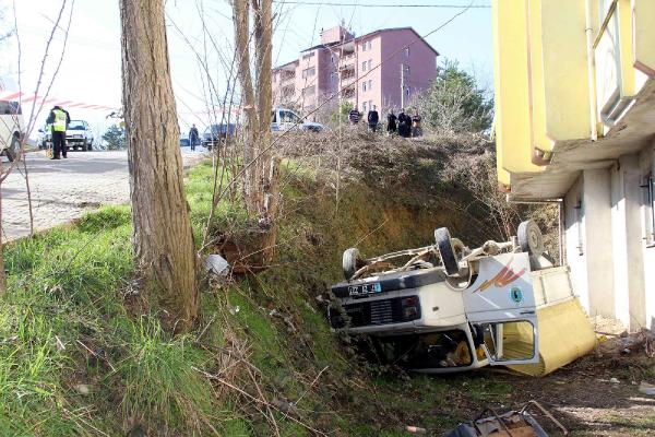 Belediye kamyoneti devrildi, 3 işçi yaralandı