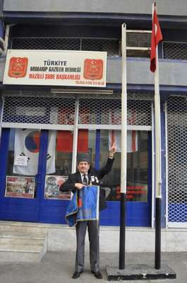 İki dernek arasında flama gerginliği