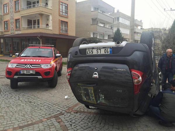 Takla atan otomobilinde sıkışan sürücü yaralandı