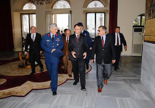 YAŞ üyesi Orgeneral Akın Öztürk İzmir'de