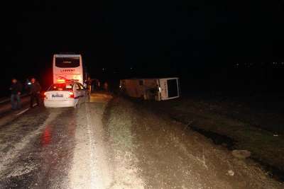 Lastiği patlayan işçi servisi devrildi: 12 yaralı