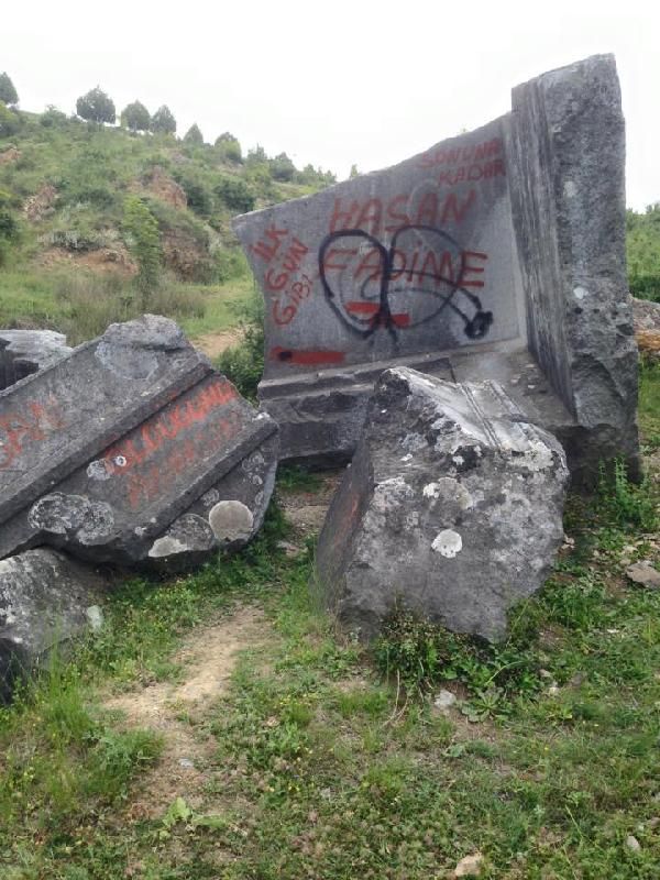 Spreyle boyalarla yazılan lahit uzman ekip tarafından temizlenecek