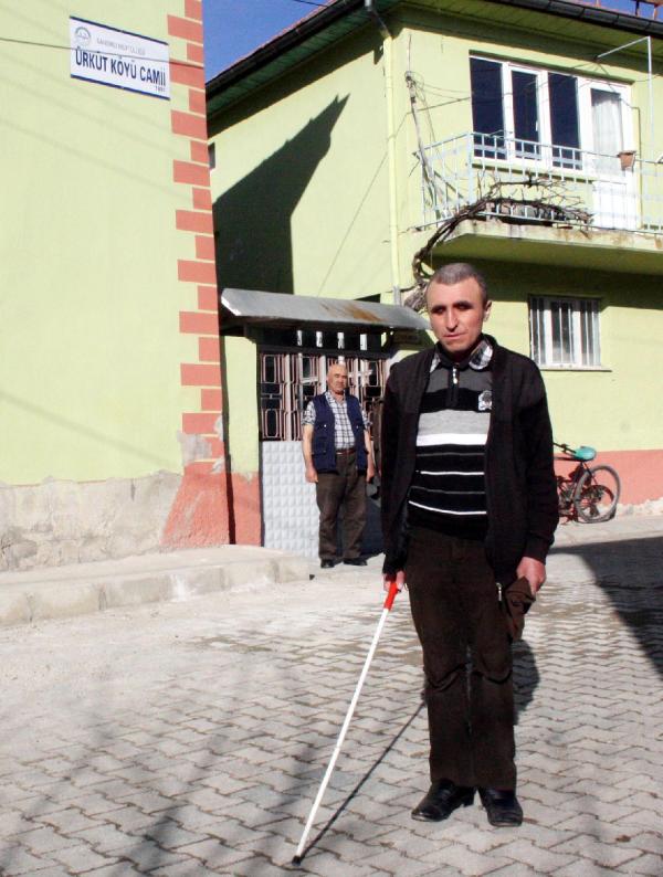 Görme engelli Halil İbrahim 27 yıldır gönüllü müezzin
