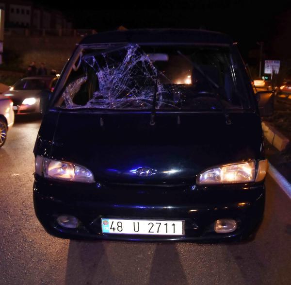 Annesine gözünün önünde minibüs çarptı