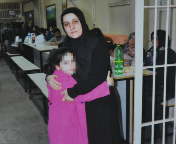 Üçüzler, cezaevindeki annelerinin fotoğrafıyla hasret gideriyor