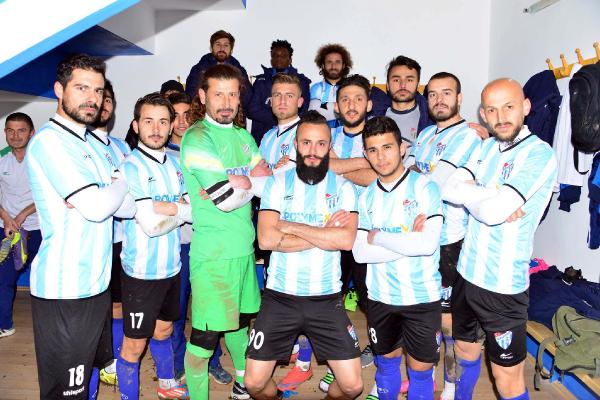 Erbaasporlu futbolcular birlikte kaldıkları yaşlıların dualarıyla şampiyonluğa koşuyor