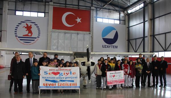 Bafralı öğrenciler uçakla ilçe üzerinde uçtu