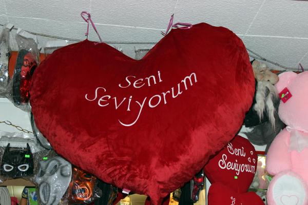 Sevgiliye özel büyük kalpli yastıklar