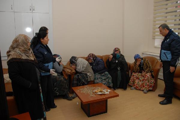 Dilenci topladığı paraları ekmek arasına sakladı