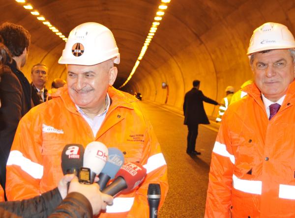 Bakan Yıldırım: Otoyolun İstanbul-Bursa çevre yolu arası yıl sonuna kalmadan açılacak (2)