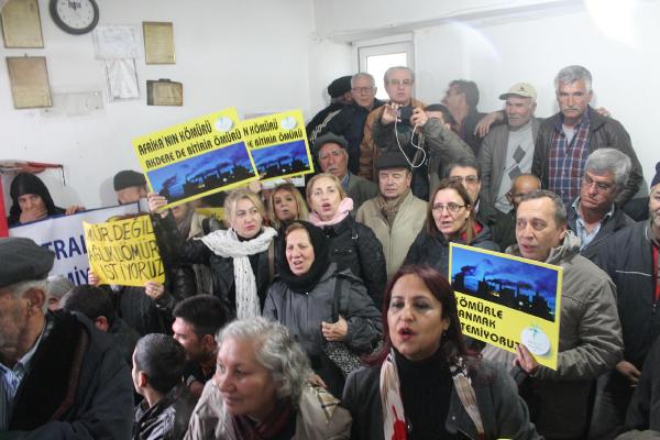 Mersin'de çevreciler ÇED toplantısı yapılan kahveyi işgal etti