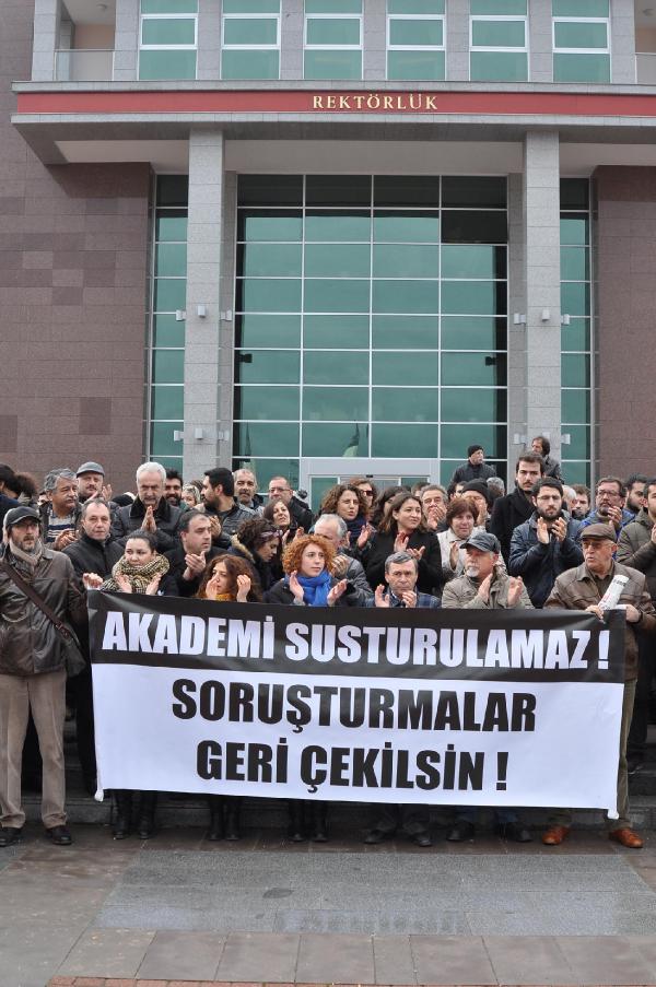 Eskişehir'de bildiriye imza atan akademisyenlere alkışlı destek