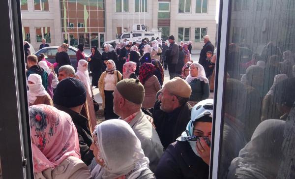 Silvan'da gıda ve giysi yardımında izdiham çıktı