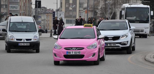 Sivas caddelerinde kadınlara özel 'pembe taksi' dolaşıyor