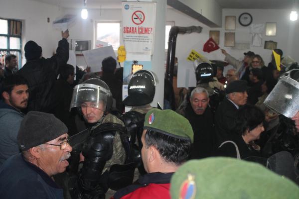 Mersin'de çevreciler ÇED toplantısı yapılan kahveyi işgal etti (2)