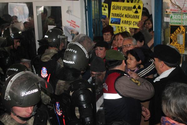 Mersin'de çevreciler ÇED toplantısı yapılan kahveyi işgal etti