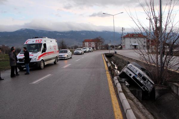 Su kanalına devrilen otomobilin sürücüsü yaralandı
