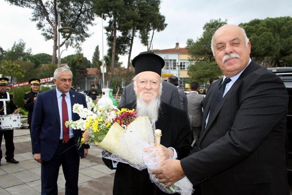Patrik Bartholomeos, Tire'de zeytin dikip, barış mesajı verdi
