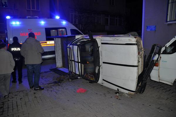 Kamyonetin çarptığı baba-kız yaralandı, sürücü kaçtı