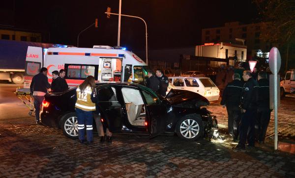 zırhlı polis aracı ile otomobil çarpıştı: 3'ü polis 6 yaralı