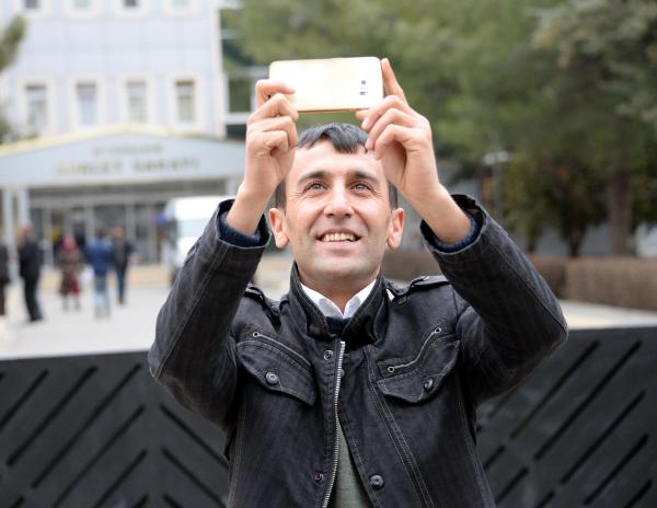 Diyarbakır adliyesi önünde 'selfie' çekti, terörle suçlandı