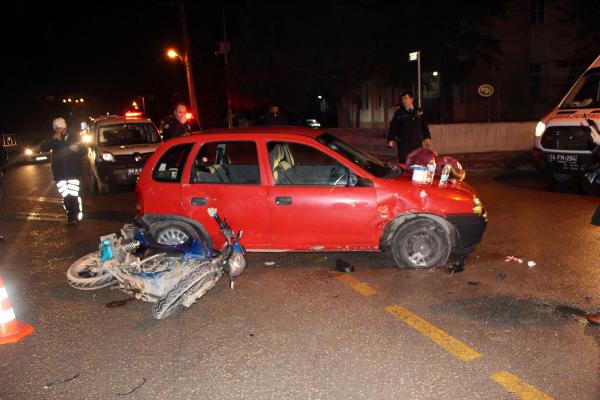 Otomobille çarpışan motosiklette 2 genç yaralandı