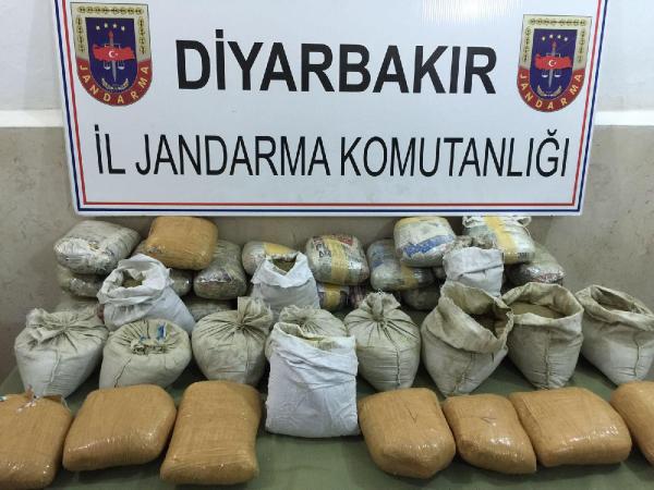 Diyarbakır'da bir araçta 50 kilo esrar, 2 tutuklama