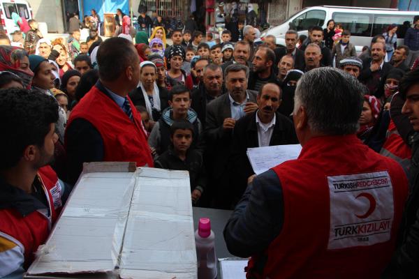 Kızılay, Silopi'de 350 aileye giysi ve temizlik malzemesi yardımı yaptı