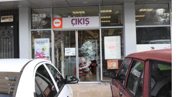 Camlarını kırıp marketleri soydu