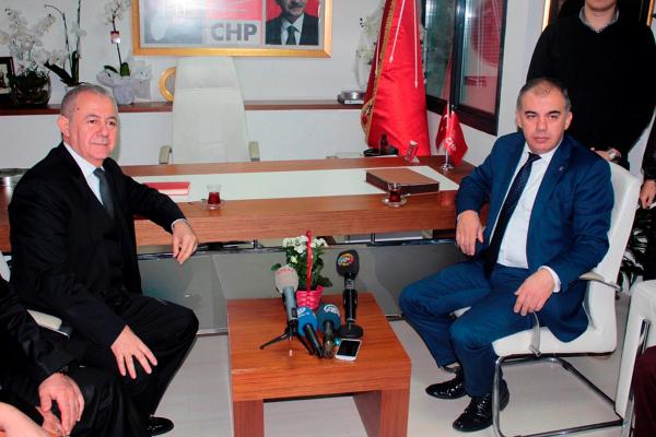 İzmir'de, AK Partililerden CHP'ye çiçekli- çikolatalı ziyaret