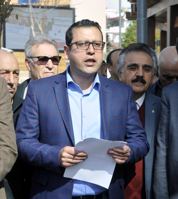 CHP'liler parkın tabelasını değiştirdi