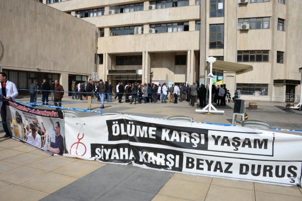 Diyarbakır'da sağlıkçılar barış nöbeti eylemlerini sonlandırdı