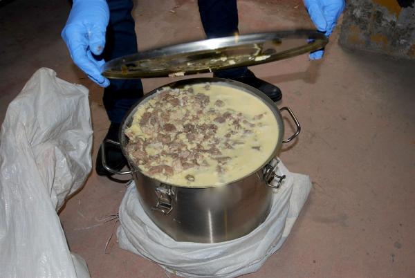 Kavurma kazanından 16 kilo esrar çıktı