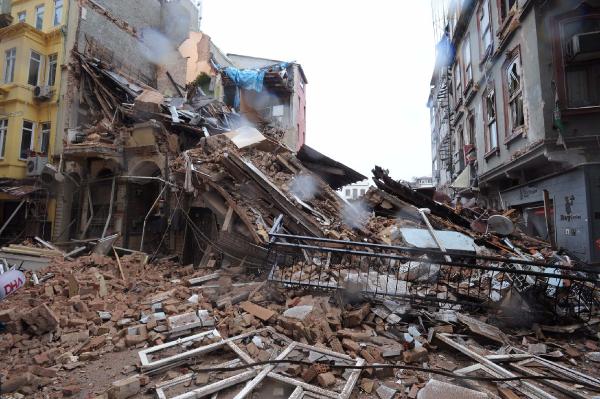 Ek Haber/ Beyoğlu'nda bina çöktü