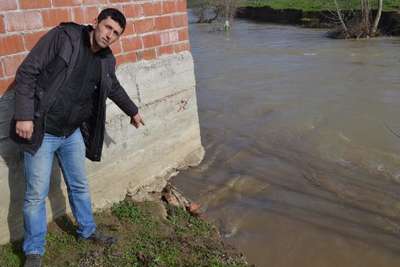 Baraj kapakları açıldı, köyü su bastı