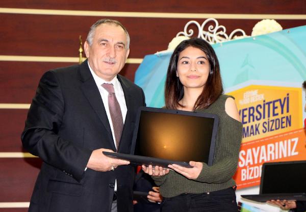 Bolu'da 1043 üniversiteli laptopla ödüllendirildi